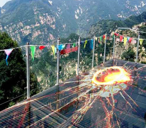 玻璃棧道互動LED透明屏效果是如何實(shí)現(xiàn)的？