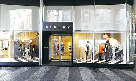 櫥窗LED透明屏價格多少錢？報價組成